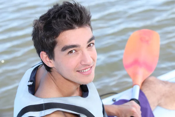 十几岁的男孩皮划艇 — 图库照片