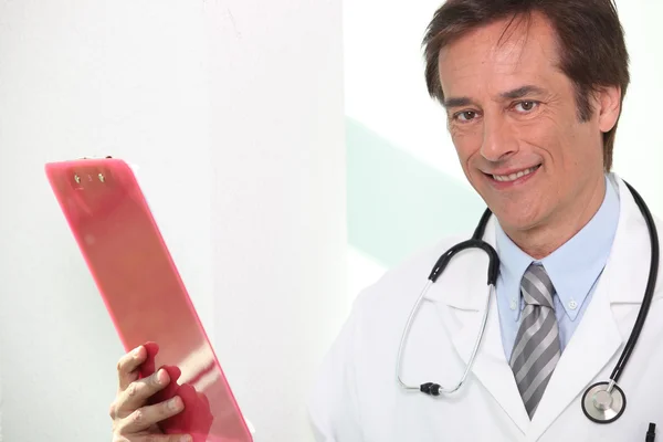 Médico del hospital con un portapapeles —  Fotos de Stock
