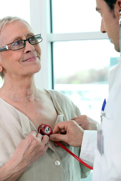 의사는 환자의 심장 박동을 듣고 — 스톡 사진