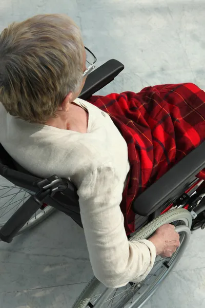 Oudere vrouw in een rolstoel — Stockfoto