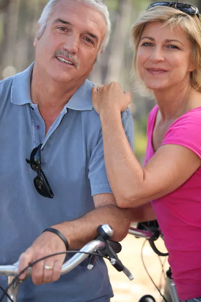 Casal casal desfrutando de passeio de bicicleta — Fotografia de Stock