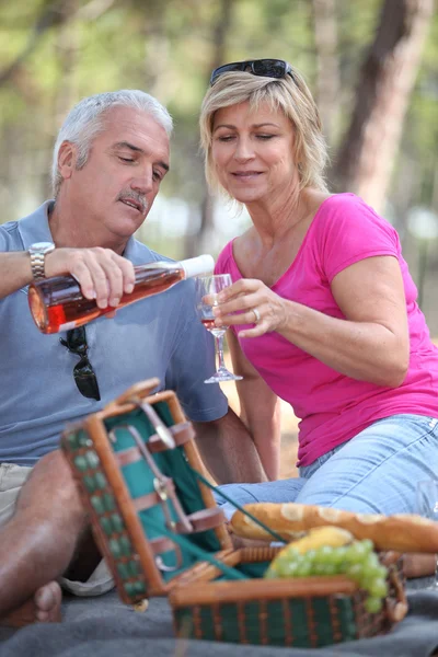 成熟的夫妻有野餐 — 图库照片