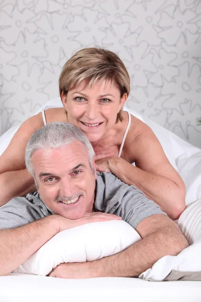Зрелая пара в постели — стоковое фото