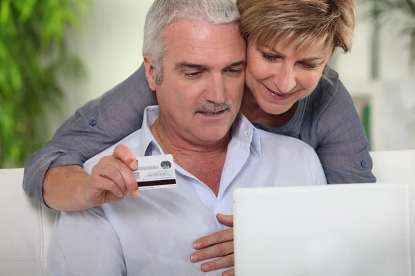 Senior couple shopping on Internet — Stock Photo, Image