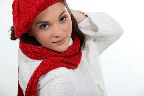 Woman wearing matching hat and scarf — Stock Photo, Image