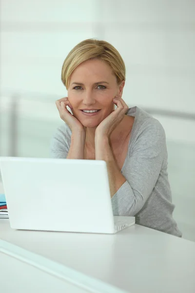 Žena před její laptop — Stock fotografie