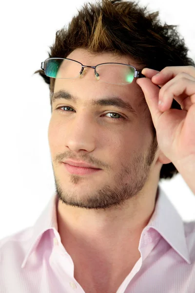 男人养育他的眼镜 — 图库照片