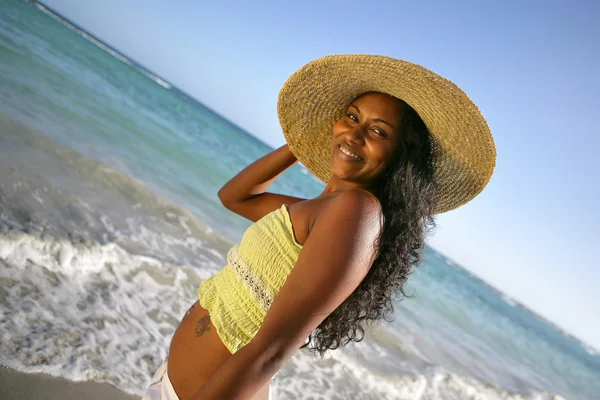 Hermosa mujer africana caminando en la playa —  Fotos de Stock
