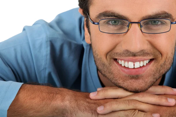 Veselý muž nosí dioptrické brýle — Stock fotografie