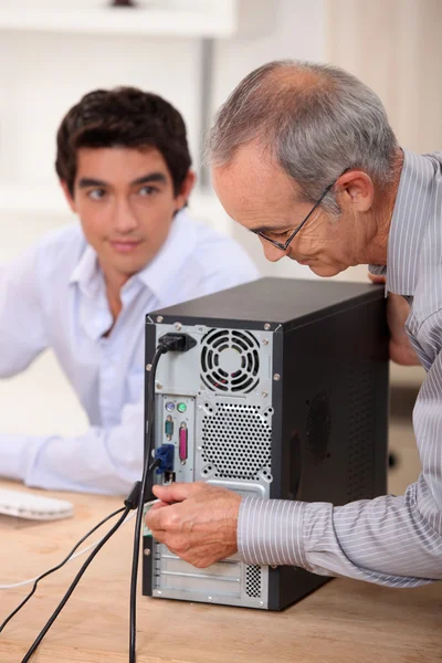 Técnico senior que repara la computadora — Foto de Stock