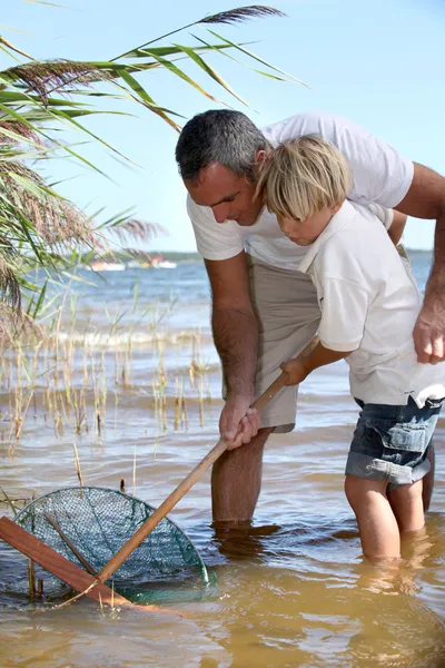 Otec a syn spolu rybaří — Stock fotografie