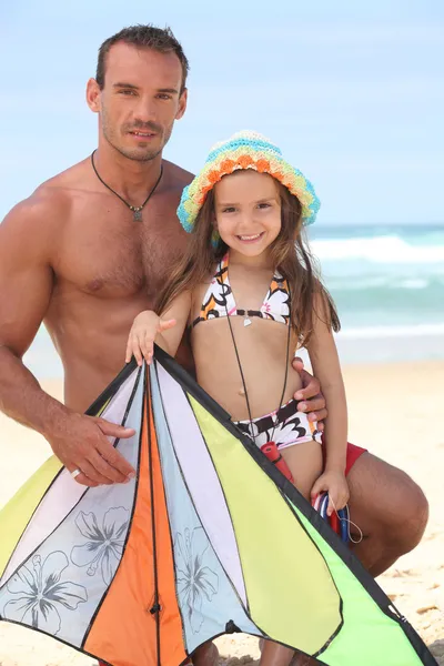 ビーチにいる父と娘は — ストック写真