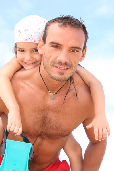 Батько і дочка на пляжі — стокове фото