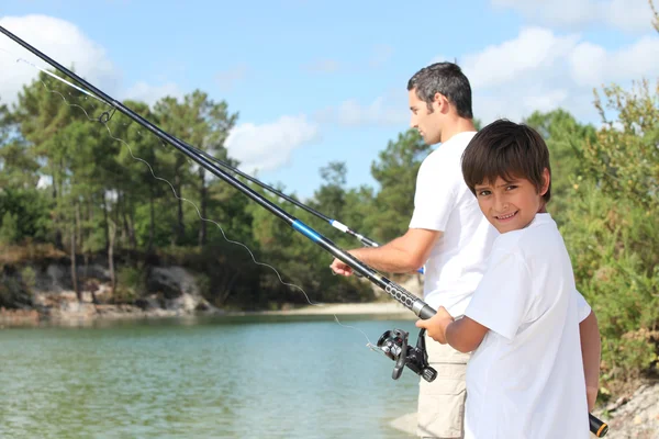 Otec a syn loví společně v létě — Stock fotografie