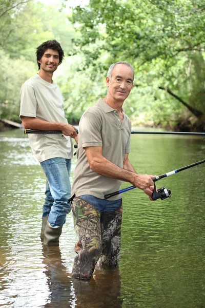 Рыбалка среди старших и младших — стоковое фото