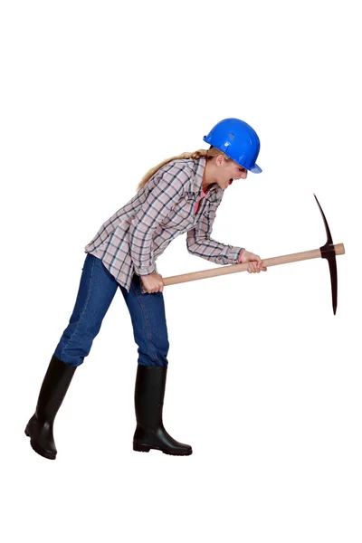 Tradeswoman using a pickaxe — Stock Photo, Image