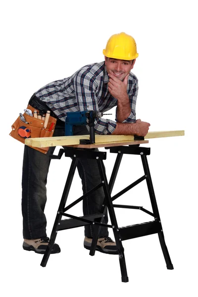 Carpinteiro inclinado sobre companheiro de trabalho — Fotografia de Stock
