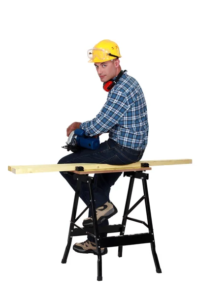 Carpinteiro sentado no banco — Fotografia de Stock