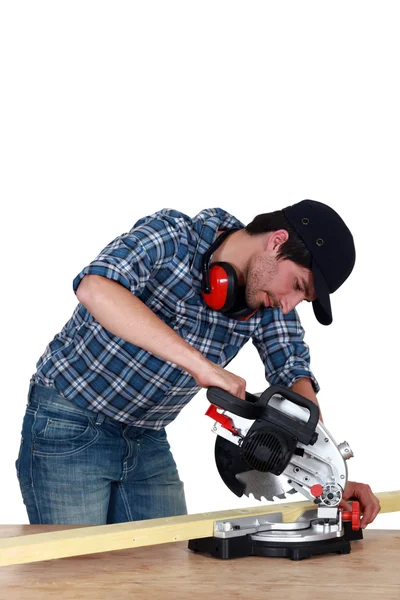 Homme utilisant une scie à mitre — Photo