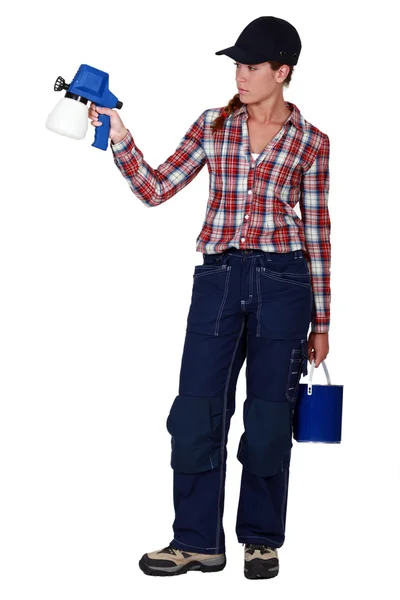 A female painter with a spray gun. — Stock Photo, Image