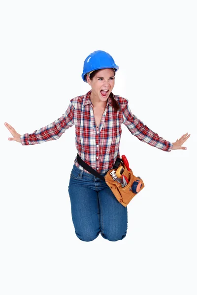 Een boze vrouwelijke bouwvakker. — Stockfoto