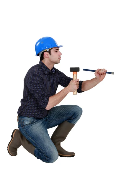 Hombre con un martillo y cincel — Foto de Stock
