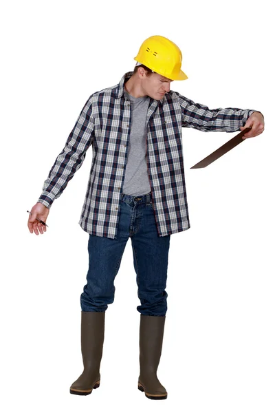 Trabajador de la construcción con un portapapeles — Foto de Stock