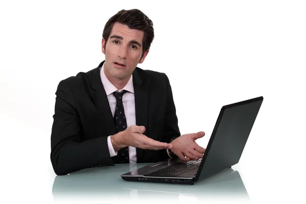 Homem demonstrando um laptop — Fotografia de Stock