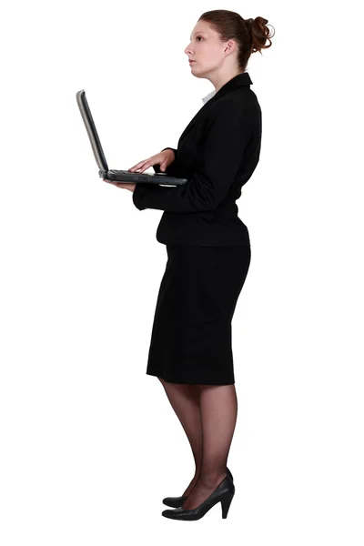 Profil brunetka posiadania laptopa — Zdjęcie stockowe