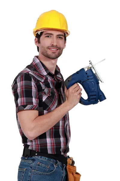 Elektrikli testere ile bir marangoz — Stok fotoğraf