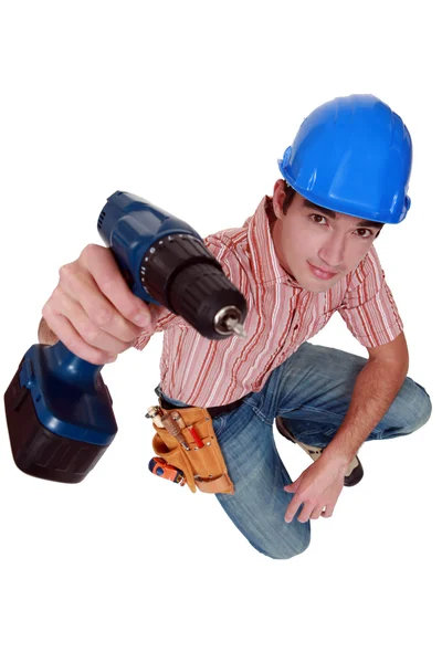 Młody przedsiębiorca patrząc nieruchomo na aparat z wiertarka elektryczna — Zdjęcie stockowe