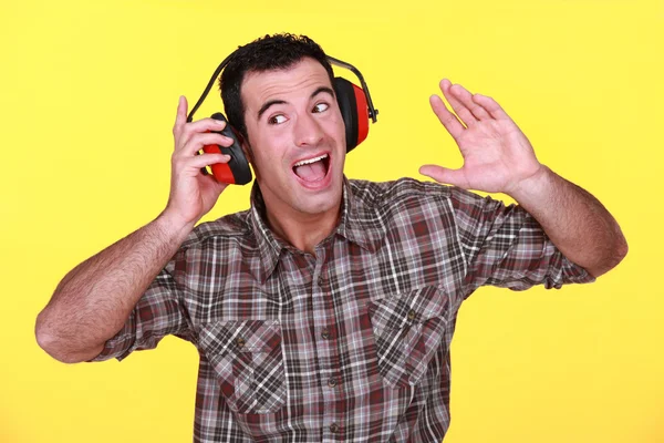 Homem que usa protetores auriculares — Fotografia de Stock
