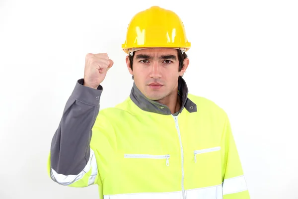 Злой строитель машет кулаком — стоковое фото