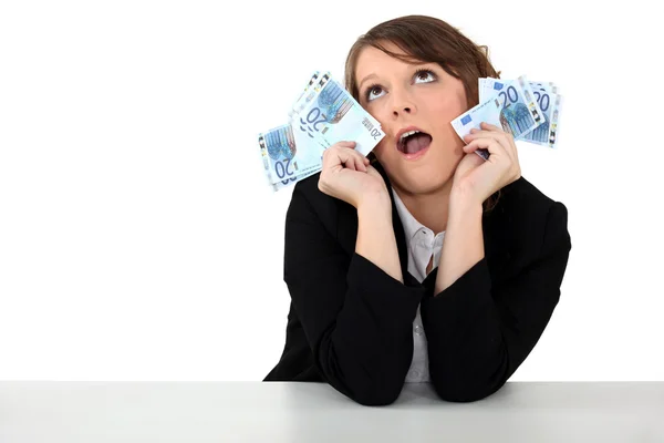 Kvinna galen i pengar — Stockfoto