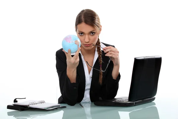 Office worker anläggning globe — Stockfoto
