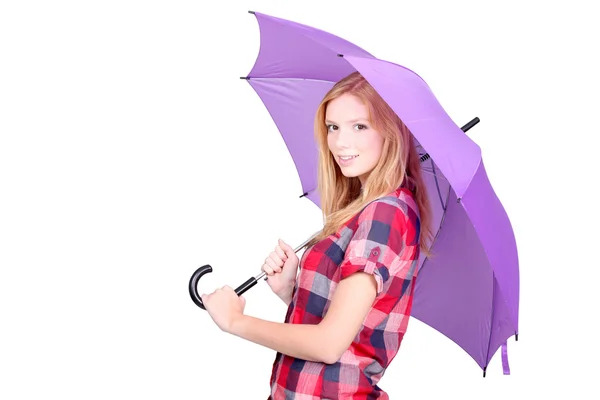 Αρκετά νεαρή γυναίκα κάτω από ένα φωτεινό μωβ ομπρέλα — Φωτογραφία Αρχείου