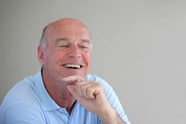 Старший лысый мужчина смеется — стоковое фото