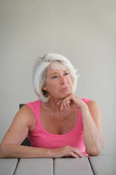 Üzgün yaşlı kadın — Stok fotoğraf
