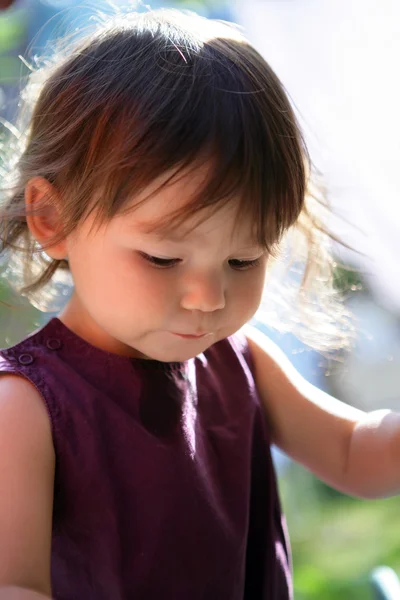 Bambina in giardino — Foto Stock