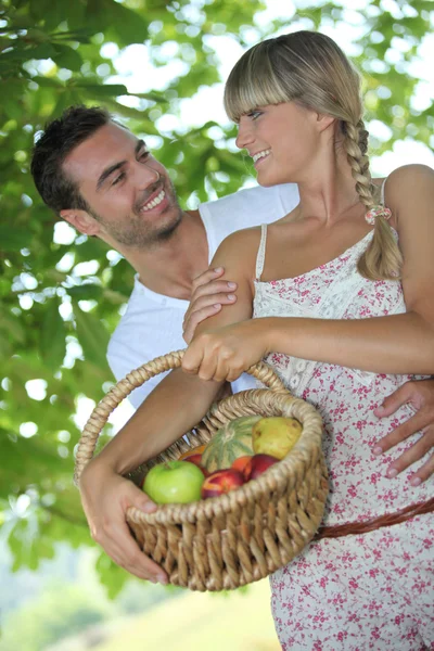 Couple with fruit basket — Stock Photo, Image