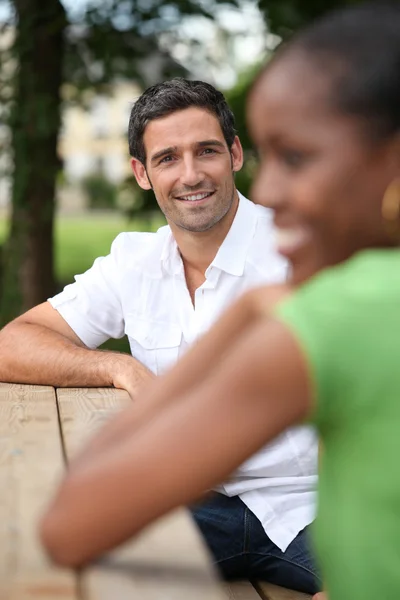 Homem admirando uma mulher atraente em um parque — Fotografia de Stock