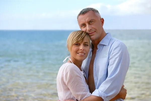 Casal na praia — Fotografia de Stock