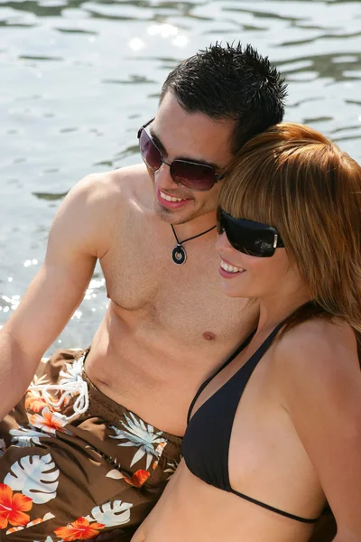 Paar genieten van dag uit op het meer — Stockfoto