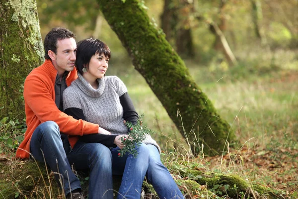 Paar sitzt im Wald — Stockfoto