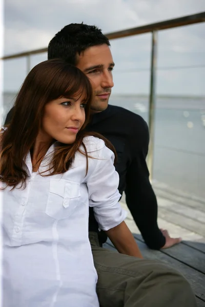 Couple sur une terrasse regardant loin — Photo