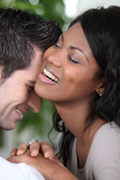 Jeune couple riant intimement — Photo
