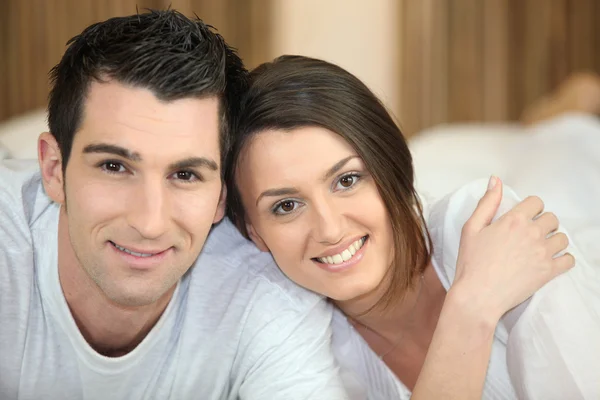Cabeça e ombros de um jovem casal descontraído — Fotografia de Stock