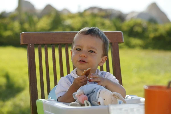 Dzieciak siedział, jedzenie w krzesełko — Zdjęcie stockowe