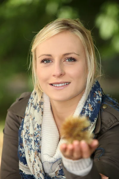 Frau mit einem stacheligen Kastanienkoffer — Stockfoto