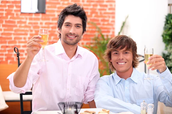 Casal homossexual comemorando evento no restaurante — Fotografia de Stock
